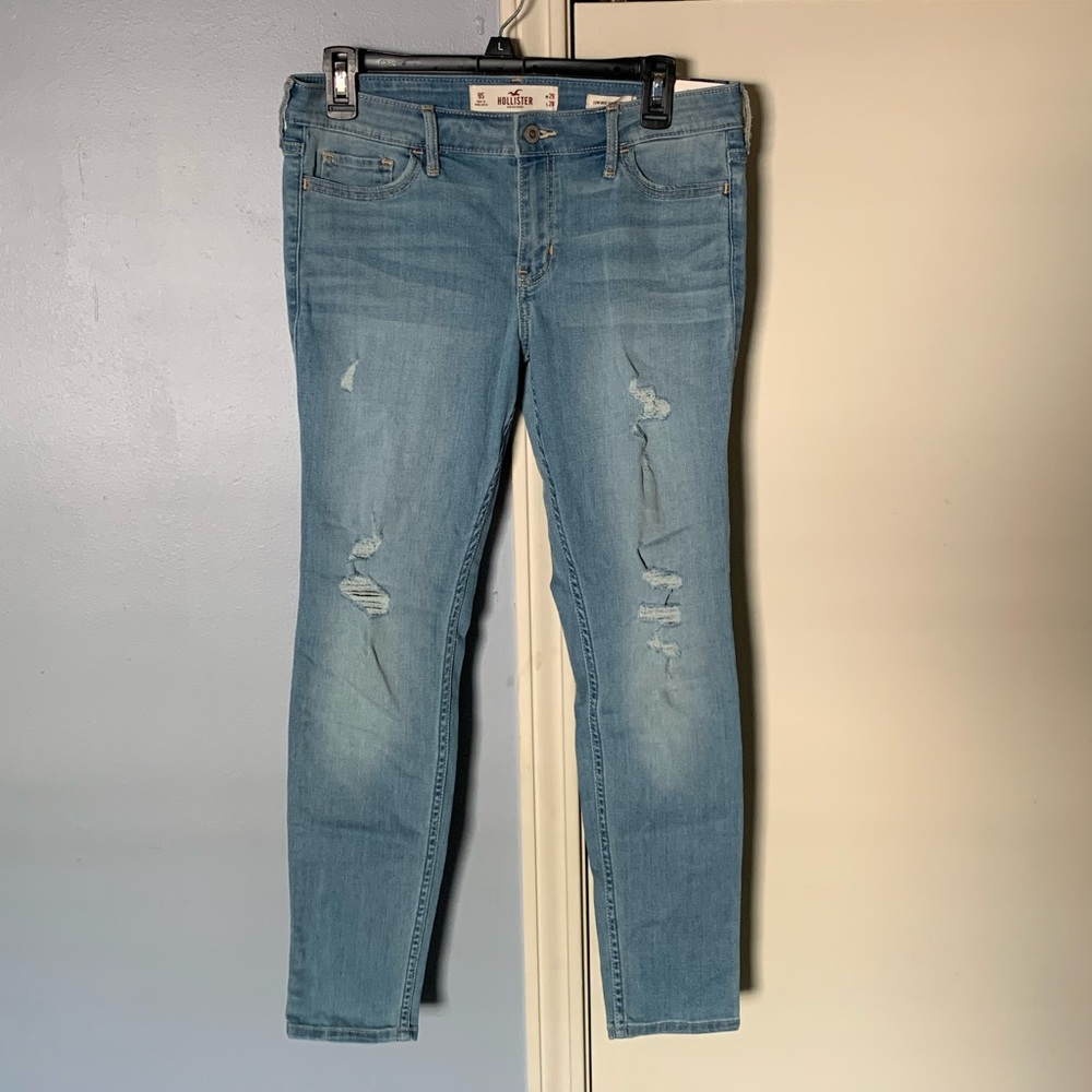 Hollister: Medium-wash Distressed Super Skinny Jeans. NWT!!!